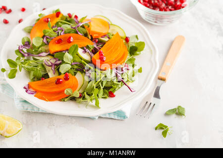Dattel Salat mit Erbse Blätter und Granatapfel. Gesunde vegetarische Essen Konzept. Stockfoto