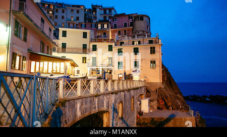 Häuser von Manarola Cinque Terre bei Nacht Stockfoto