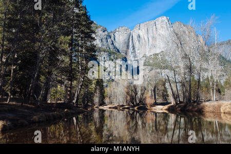 Yosemite Falls von Swinging Bridge (Winter) Stockfoto