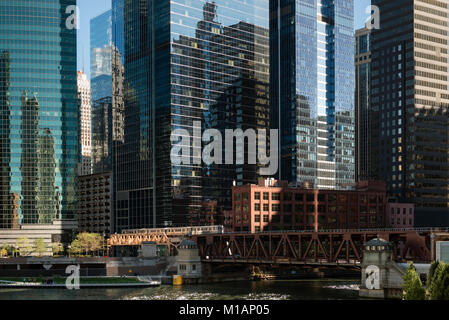 Braune Linie erhöhten Zug durch die Innenstadt von Chicago über den See Stret Brücke. Stockfoto