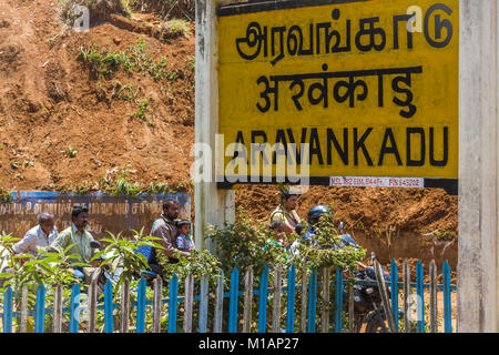 COONOOR, Tamil Nadu, Indien, 22. März 2015: Nilgiri Mountain Railway. Blue Train. Narrow-Gauge, Dampflokomotive. Die Abfahrt des Zuges von dem Bahnhof Aravankadu. Unterzeichnen. Stockfoto