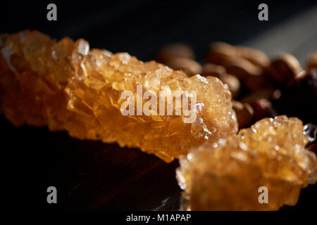 Braun Traubenzucker in transparenten Kristallen. östlichen Süße zu den Tee. Stockfoto