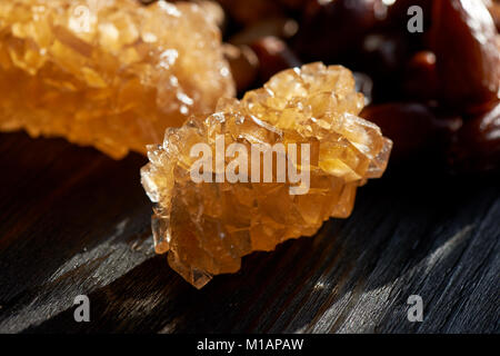 Braun Traubenzucker in transparenten Kristallen. östlichen Süße zu den Tee. Stockfoto