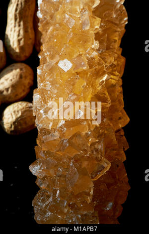 Braun Traubenzucker in transparenten Kristallen. östlichen Süße zu den Tee. Stockfoto