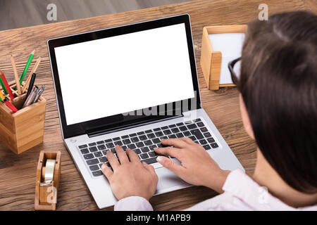 Nahaufnahme einer Geschäftsfrau mit Laptop auf dem Schreibtisch Stockfoto