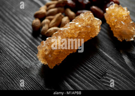 Braun Traubenzucker in transparenten Kristallen. östlichen Süße zu den Tee. Stockfoto