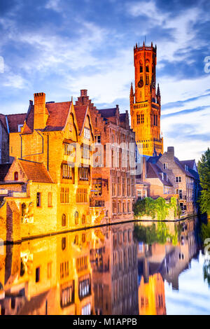 Brügge, Belgien. Bild mit Rozenhoedkaai in Brügge, Dijver Fluss Kanal Twilight und Belfort (Belfried) Turm. Stockfoto