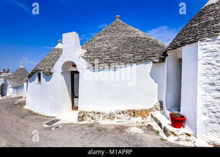 Alberobello, Italien, Apulien. Einzigartige Trulli mit konischen Dächern. Trullo, ist eine traditionelle apulische Trockenmauern Hütte mit einem kegelförmigen Dach. Stockfoto