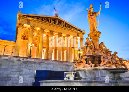 Wien, Österreich. Österreichische Parlamentsgebäude mit Athena-Statue auf der Vorderseite in Wien auf die Dämmerung. Stockfoto