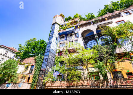 Wien, Österreich - 2 August 2015: Ein Blick auf die außerhalb der Gebäude im Hundertwasserhaus, expressionistischen Sehenswürdigkeit in Wien während des Tages. Stockfoto