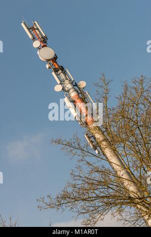 Mobile Funkmast vor blauem Himmel, Deutschland Stockfoto