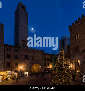 Der Mond über dem mittelalterlichen Zentrum von San Gimignano, Siena, Toskana, Italien Stockfoto