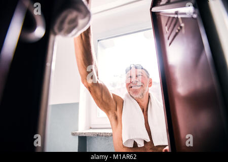 Ältere Menschen durch die Schließfächer in ein Hallenbad. Stockfoto