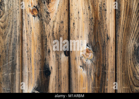 Die Holzwand mit senkrechten Brettern Stockfoto