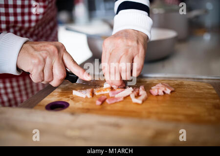 Ältere Frau zu Hause kochen. Stockfoto