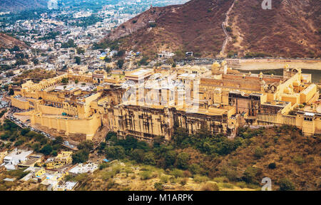 Amer Fort (Fort Amber) Luftbild mit Stadt Jaipur Landschaft als von Jaigarh Fort, Rajasthan, Indien gesehen. Stockfoto