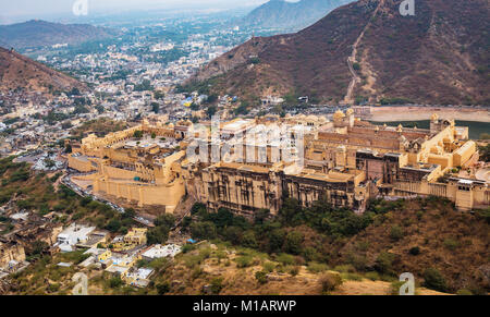 Amber Fort (Amer Fort) Luftbild zusammen mit Jaipur Stadtbild wie von oben von Jaigarh Fort, Rajasthan, Indien Stockfoto