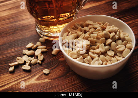 Bier Licht in einer Tasse und einem anderen trockenen salzigen Snack Stockfoto