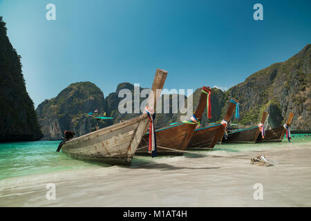 Reisen Sie Urlaub Hintergrund - tropische Insel mit Resorts - Phi-Phi-Insel, Provinz Krabi, Thailand. Stockfoto