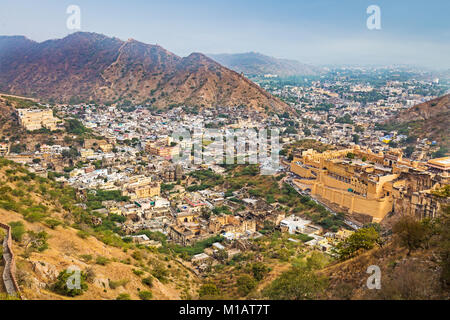 Indische Stadt Jaipur Luftaufnahme mit historischen Amer Fort wie von oben von Jaigarh Fort, Rajasthan, Indien gesehen. Stockfoto