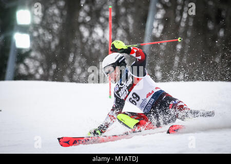 ZAGZAGREB, KROATIEN - Januar 4, 2018: Rodes Istok Cro konkurriert während des Audi FIS Alpine Ski World Cup Mens Slalom, Snow Queen Trophy 2018 in Zag Stockfoto