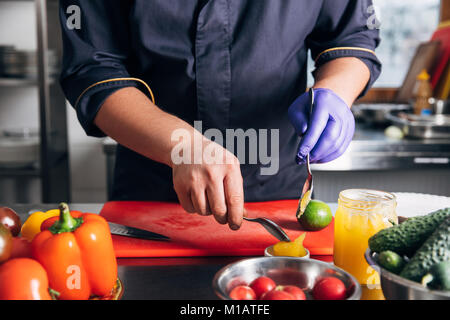 7/8 Schuß von Chef, Honig in die Schüssel am Küche Stockfoto