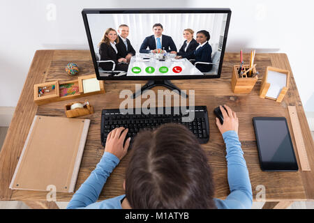 Ansicht einer Frau tun Video Konferenz mit Ihrem Kollegen auf dem Computer Stockfoto