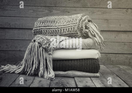 Gestrickte Pullover und gefallenen gelbe Blätter auf einem hölzernen Hintergrund Stockfoto