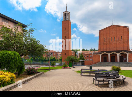 Zeitgenössische Christo Re Kirche auf kleinen Platz in der Stadt von Alba, Piemont, Norditalien. Stockfoto