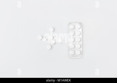 Zerstreut, Pillen und Tabletten in Paket auf weißem Hintergrund Stockfoto