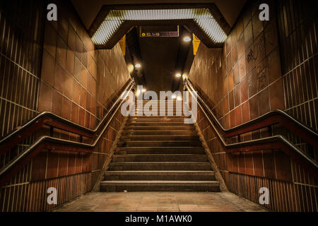 Vom unterirdischen Tunnel auf einem Bahnhof. Braun, dunkle Farbtöne, unheimlich, Moody, atmosphärische suchen. Stockfoto