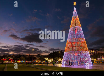 Madeira Portugal Madeira Weihnachtsbaum aus modernen LED-Lichter am Weihnachtsbaum an der Strandpromenade Funchal Madeira Portugal eu Europa Stockfoto