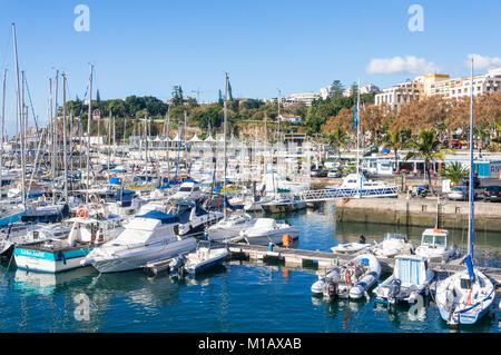 MADEIRA PORTUGAL MADEIRA Marina mit vielen Yachten und Boote im Yachthafen von Funchal am Hafen von Funchal Madeira Portugal EU Europa Stockfoto