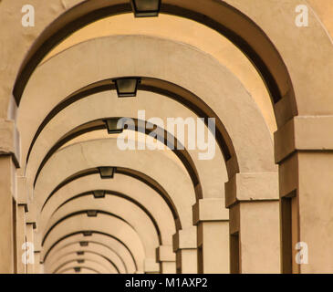 Endlose Bögen in Florenz in der Nähe von Ponte Vecchio. Stockfoto