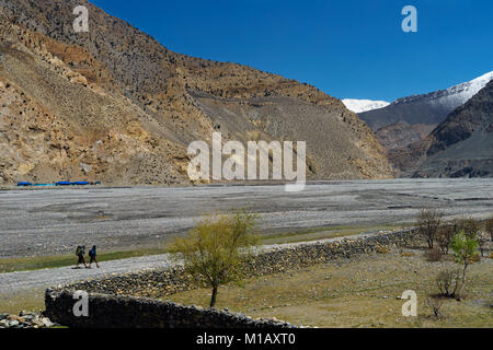 Zwei Wanderer Wandern entlang der Kali Gandaki Tal in der Nähe von Jomsom, Mustang, Nepal. Stockfoto