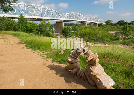 Texas, der Llano Erde Kunst Fest Rock Stapeln auf Bank von Llano River, Balanced Rock Skulpturen Stockfoto