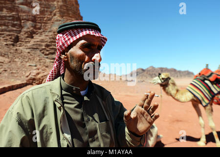 Ein Mann und sein Kamel Beduinen. Stockfoto