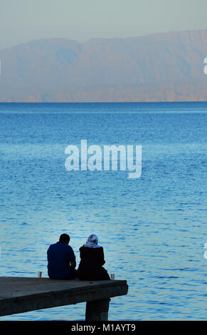 Jordanier genießen Sie die Aussicht auf das Rote Meer und das bergige Wüste Regionen Sinai und Eilat. Stockfoto