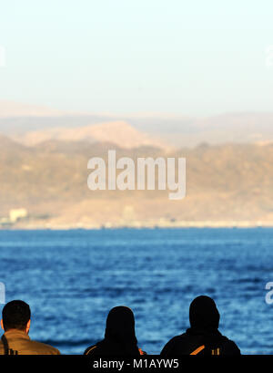 Jordanier genießen Sie die Aussicht auf das Rote Meer und das bergige Wüste Regionen Sinai und Eilat. Stockfoto