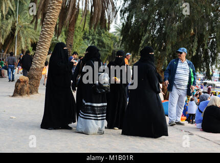 Verschleierte Frauen auf Al-Ghandour Strand in Aqaba, Jordanien. Stockfoto