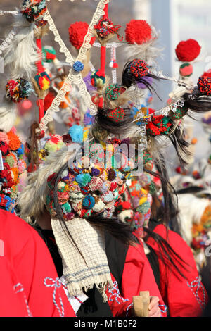 Kukeri, Kukeri Rituale durchführen sollen böse Geister während das internationale Festival der Maskerade Spiele zu erschrecken" surva" in Pernik. Stockfoto