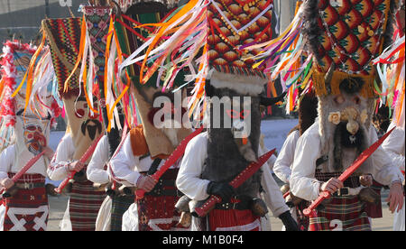 Kukeri, Kukeri Rituale durchführen sollen böse Geister während das internationale Festival der Maskerade Spiele zu erschrecken" surva" in Pernik. Stockfoto