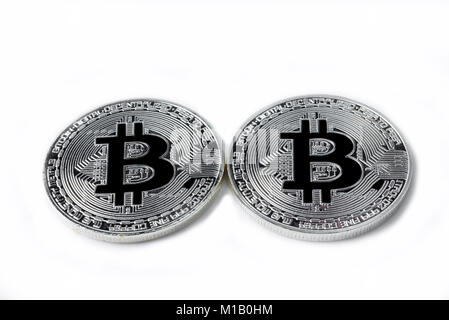 Zwei silberne Bitcoins auf einem weißen Hintergrund. Moderne cryptocurrency. Stockfoto