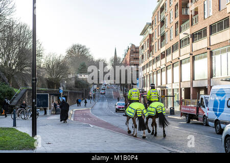 Bristol, UK: Avon and Somerset Police montiert Abschnitt Patrol, Stadtzentrum Penn Straße. Stockfoto