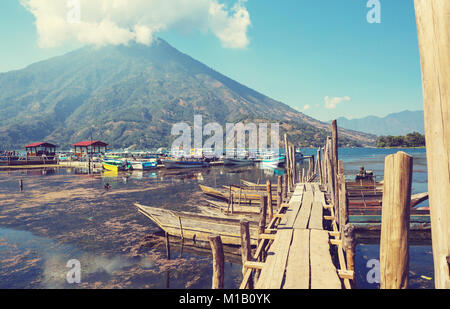 Schönen Lake Atitlan und Vulkane im Hochland von Guatemala, Mittelamerika Stockfoto