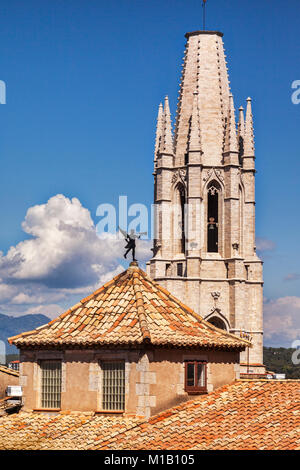 Der Kirchturm der Stiftskirche Sant Feliu, Girona, Katalonien, Spanien. Stockfoto