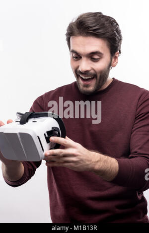 Glückliche Menschen hinterfragen neue VR-Headset Stockfoto