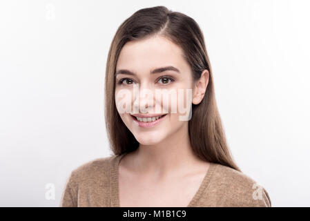 Porträt der schönen dunklen Augen, lächelnde Frau Stockfoto