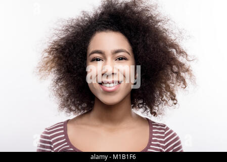 Portrait von fröhliche junge Frau mit lockigem Haar Stockfoto