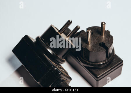 Den schwarzen Stecker Adapter auf einem hellen Hintergrund. Stockfoto